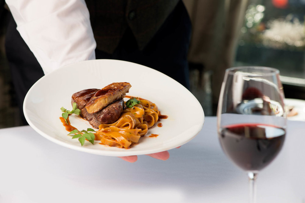 Restaurace Parnas u Národního divadla, které se před rokem ujala rodina Kinclů a rozhodla se jí vrátit zašlou slávu.
