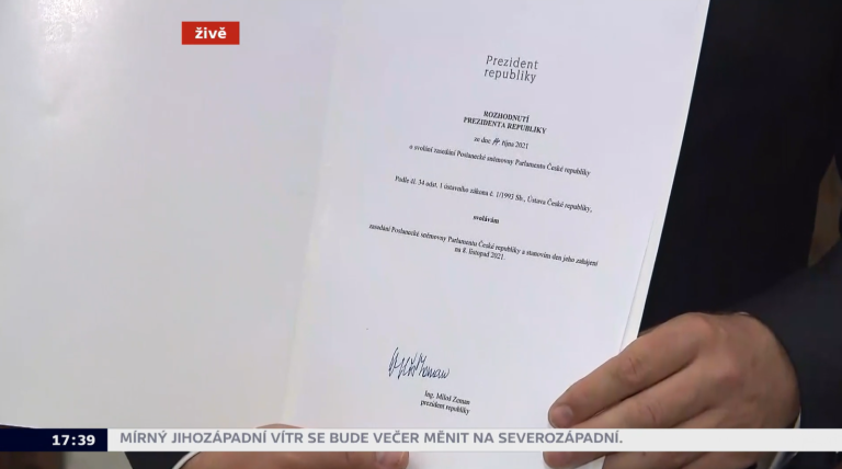 Vondráček ukazuje dokument podepsaný prezidentem Zemanem.