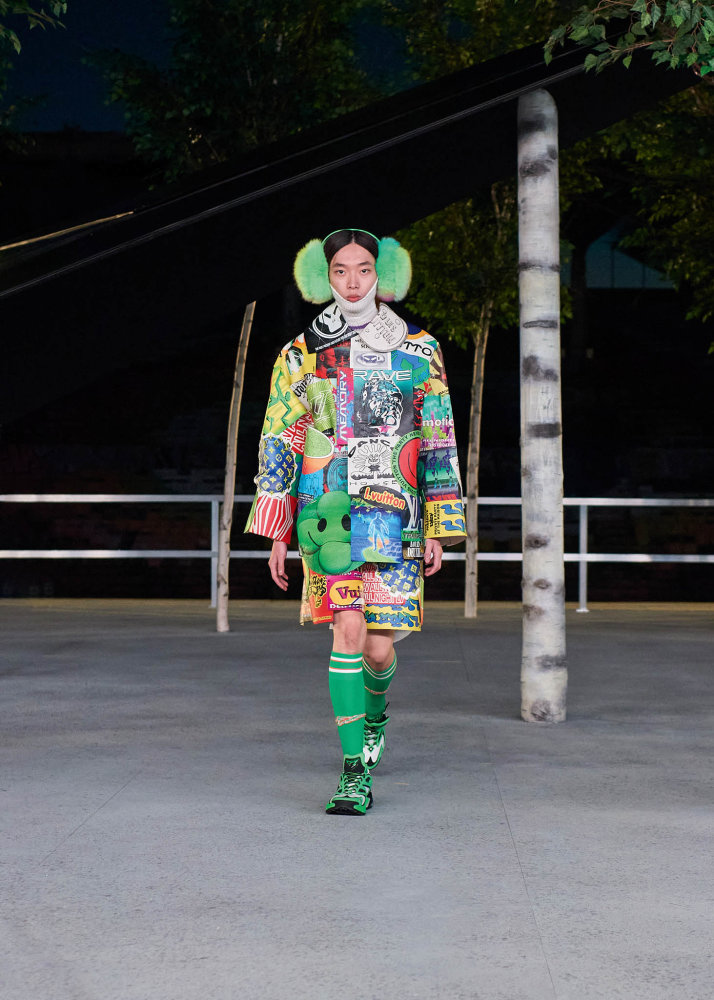 Loni na podzim zase pro Louis Vuitton uvedl outfity v podobě pařížských památek.