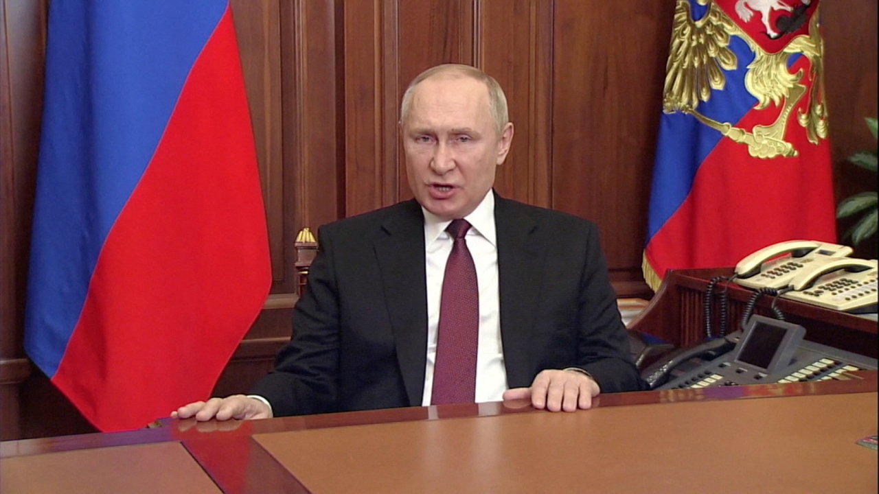 Ruský prezident Vladimir Putin spouští v projevu „vojenskou operaci“ na Ukrajinì.