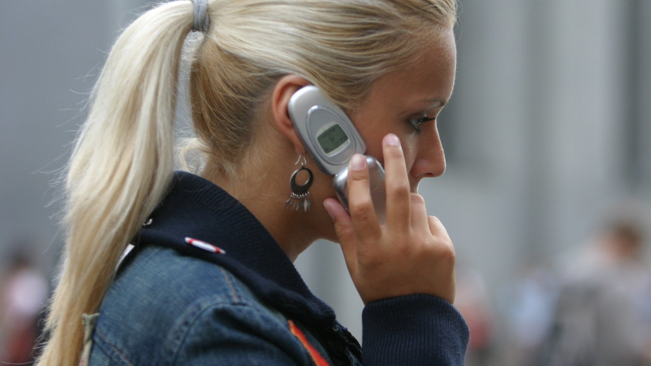 D�vka telefonuje z mobilu, ilustra�n� foto