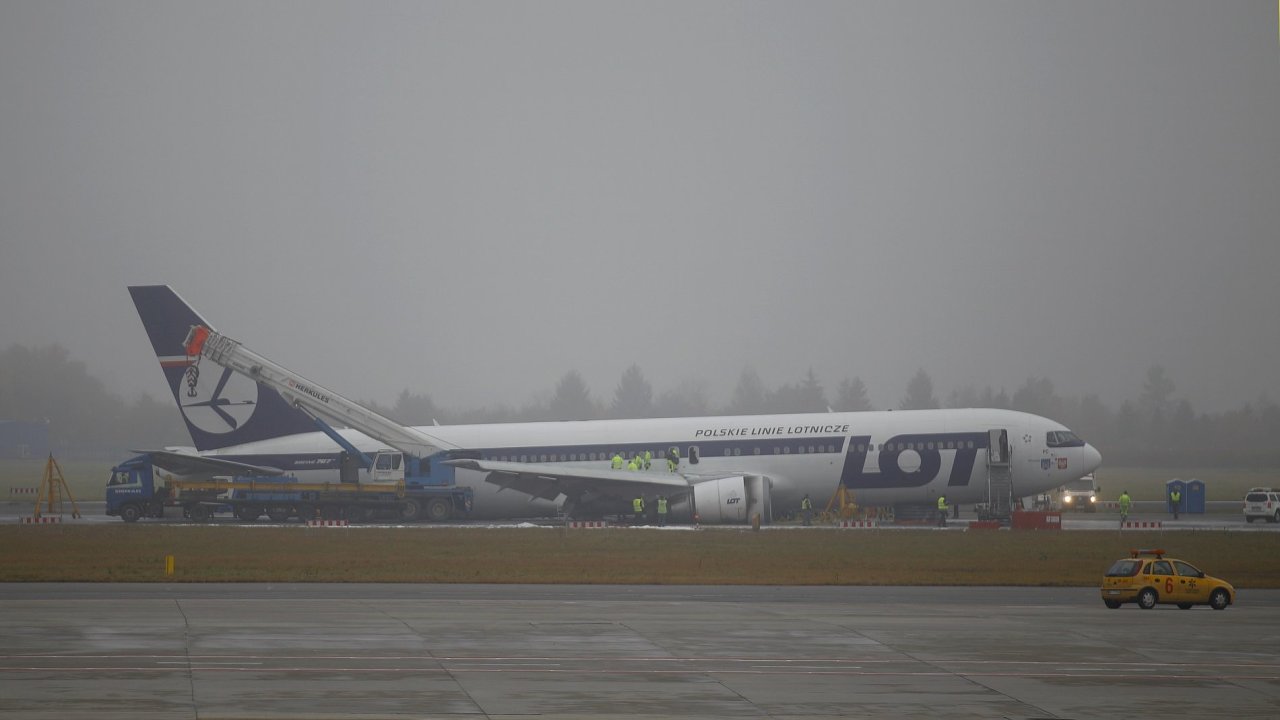 Boeing 767, kter nouzov pistl bez podvozku
