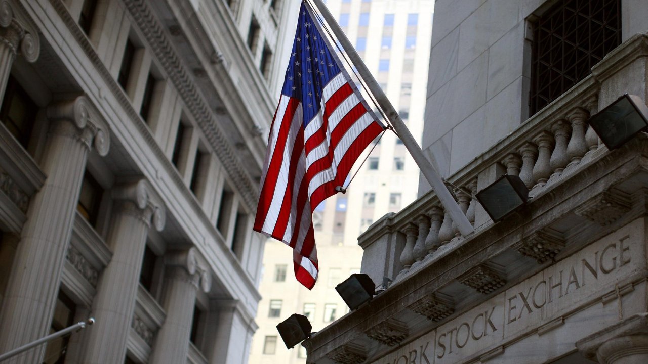 Vlajka nad vchodem New York Stock Exchange na Wall Street.