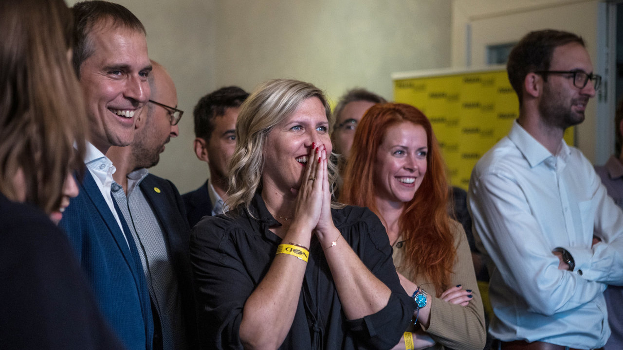 Hana Tøeštíková a Jan Èižinský sledují výsledky voleb do komunálních zastupitelství ve volebním štábu hnutí Praha sobì.