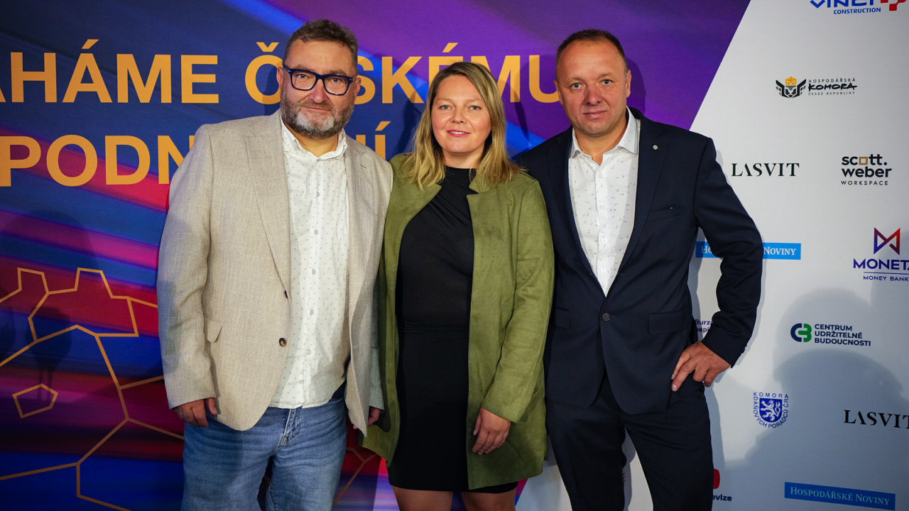 Zleva Karel Jonk a Martina Homolov ze spolenosti N kmn s klempem a pokrvaem Romanem Starm.