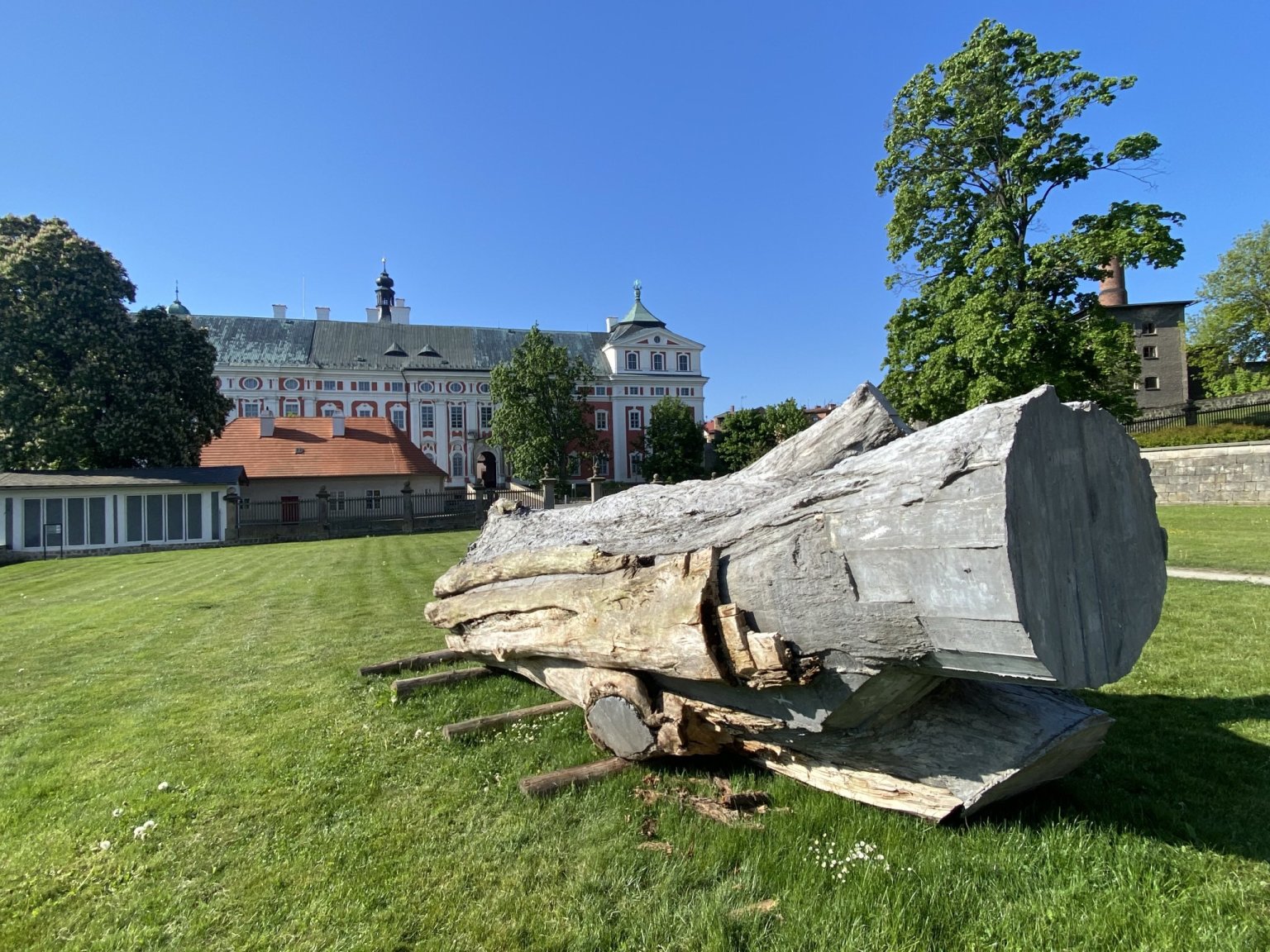 Radek Mužík: Klášterní zahrada 2025 (Foto: Jakub Šenkýř a archiv galerie) Radek Mužík: Klášterní zahrada 2025