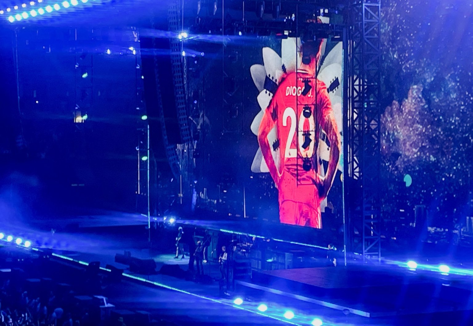 Oasis věnovali píseň Live Forever tragicky zesnulému fotbalistovi Diogu Jotovi. (Foto: Reuters) Oasis věnovali píseň Live Forever tragicky zesnulému fotbalistovi Diogu Jotovi.