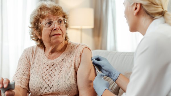 Tažení SPD proti vakcínám: Ať politici přestanou mluvit do očkování, reagují přední experti