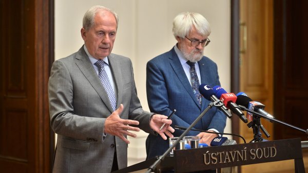 Zleva předseda Ústavního soudu České republiky Josef Baxa a ústavní soudce...