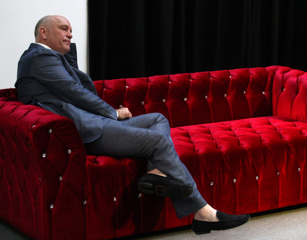 46. MFFKV John Malkovich na generální zkoušce módní přehlídky své kolekce.