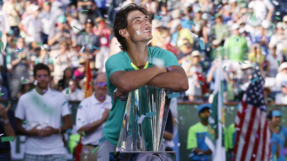 Spokojen Nadal s trofej pro vtze turnaje v Indian Wells