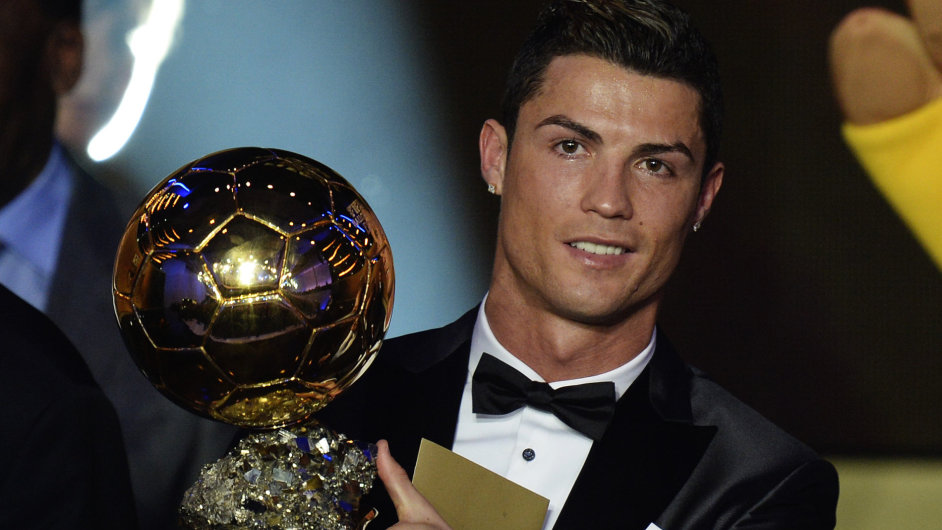 Cristiano Ronaldo se Zlatm mem FIFA pro nejlepho fotbalistu roku 2013