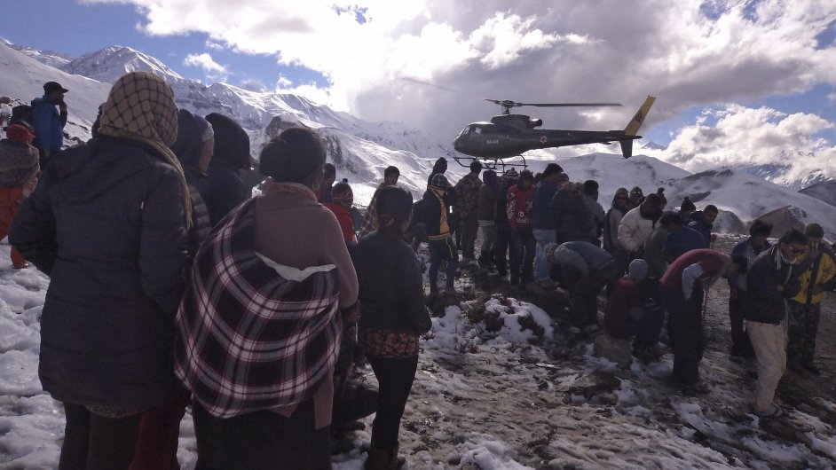 Vrtulníky záchranáøù pátrají po nezvìstných horolezcích