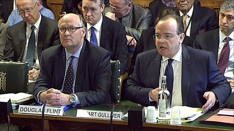 Douglas Flint a Stuart Gulliver ped britskou parlamentn komis