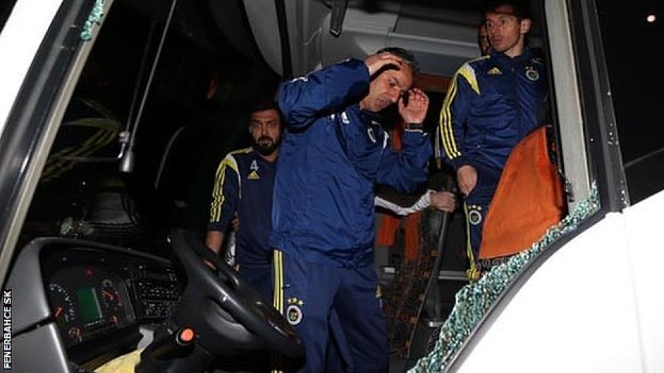Na autobus tureckho fotbalovho tmu Fenerbahce se pravdpodobn stlelo.