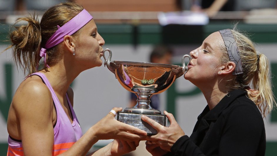 Lucie afov a Bethanie Mattekov-Sandsov s trofej z ensk tyhry na French Open.