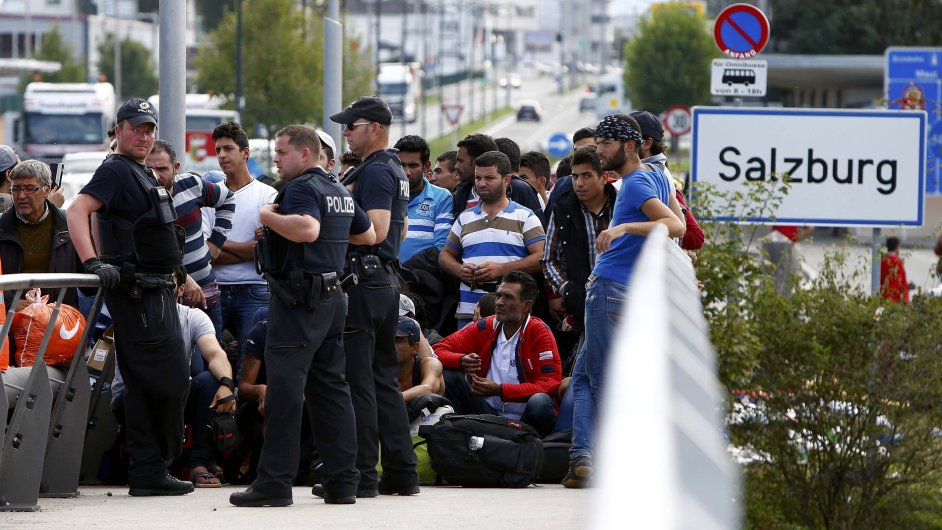 Policista hld rakousk hranice, zatmco uprchlci ekaj, a je budou moci pekroit.