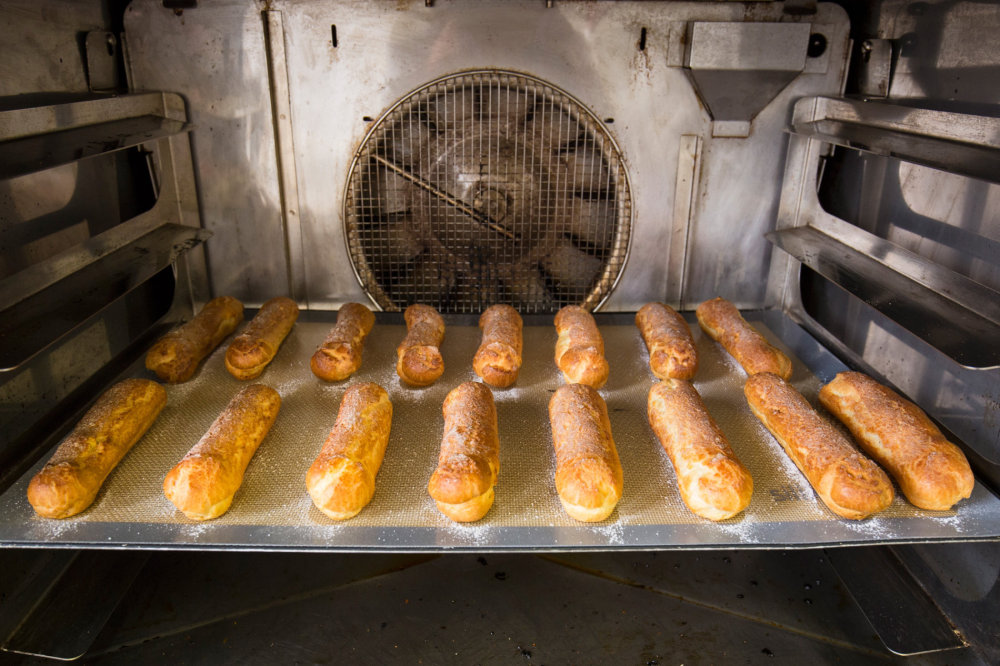 Éclairs Pečeme v předehřáté troubě na 175 stupňů asi 25 minut podle velikosti. Éclairs by měly mít zlatavou barvu.