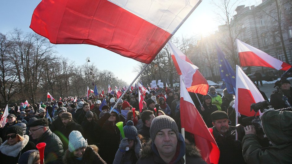 Lid v polskch mstech protestuj proti politice vldy premirky Beaty Szydlov.