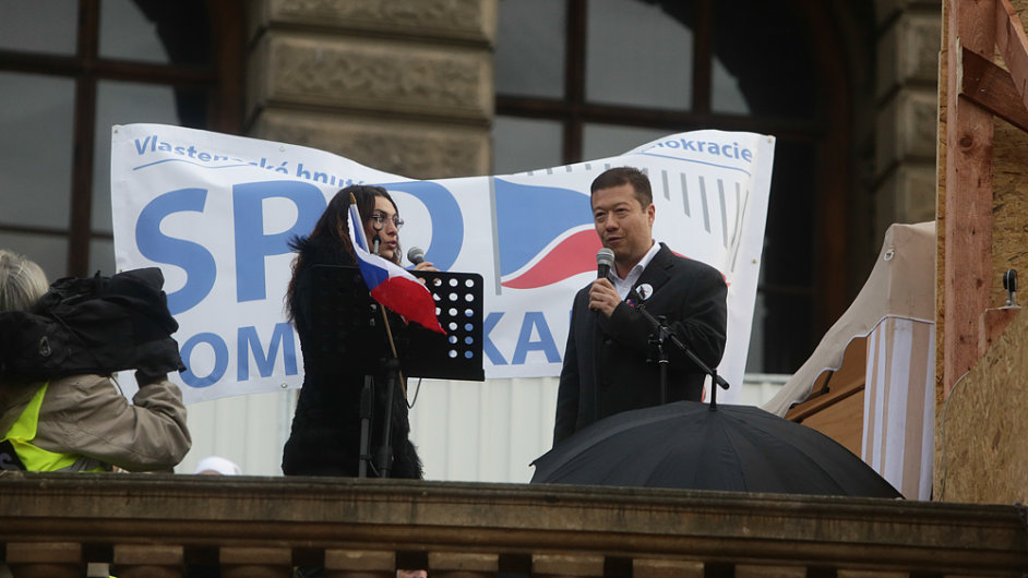 Tomio Okamura mluv k lidem shromdnm na demonstraci na Vclavskm nmst.
