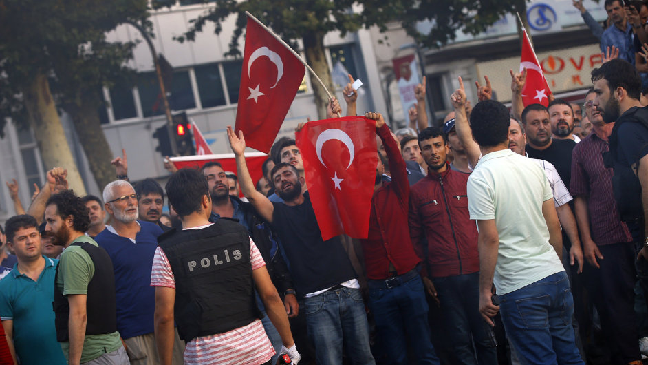Lid podporujc tureckou vldu oslavuj v Istanbulu odraen pokusu o sttn pu.