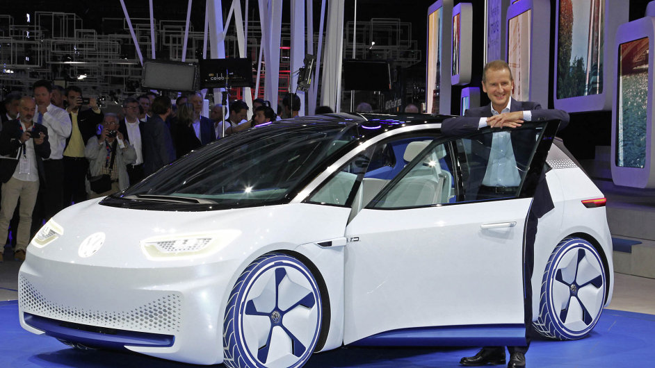 Herbert Diess, len pedstavenstva Volkswagenu odpovdn zahlavn znaku, pedstavuje koncept I.D.  budouc mon vzhled elektromobil VW.