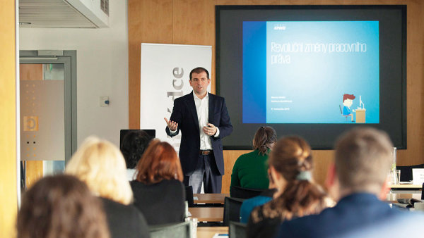 Martin Hrdlík z KPMG Legal hovoří na semináři Revoluční změny pracovního práva.