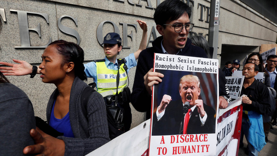 U 900 diplomat podepsalo prohlen protestujc proti rozhodnut prezidenta Donalda Trumpa pozastavit pisthovaleck programy.