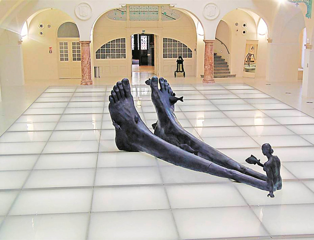 Antikoncept (2012, 500 × 185 × 200 cm, laminát) na výstavě v Oblastní galerii v Liberci
