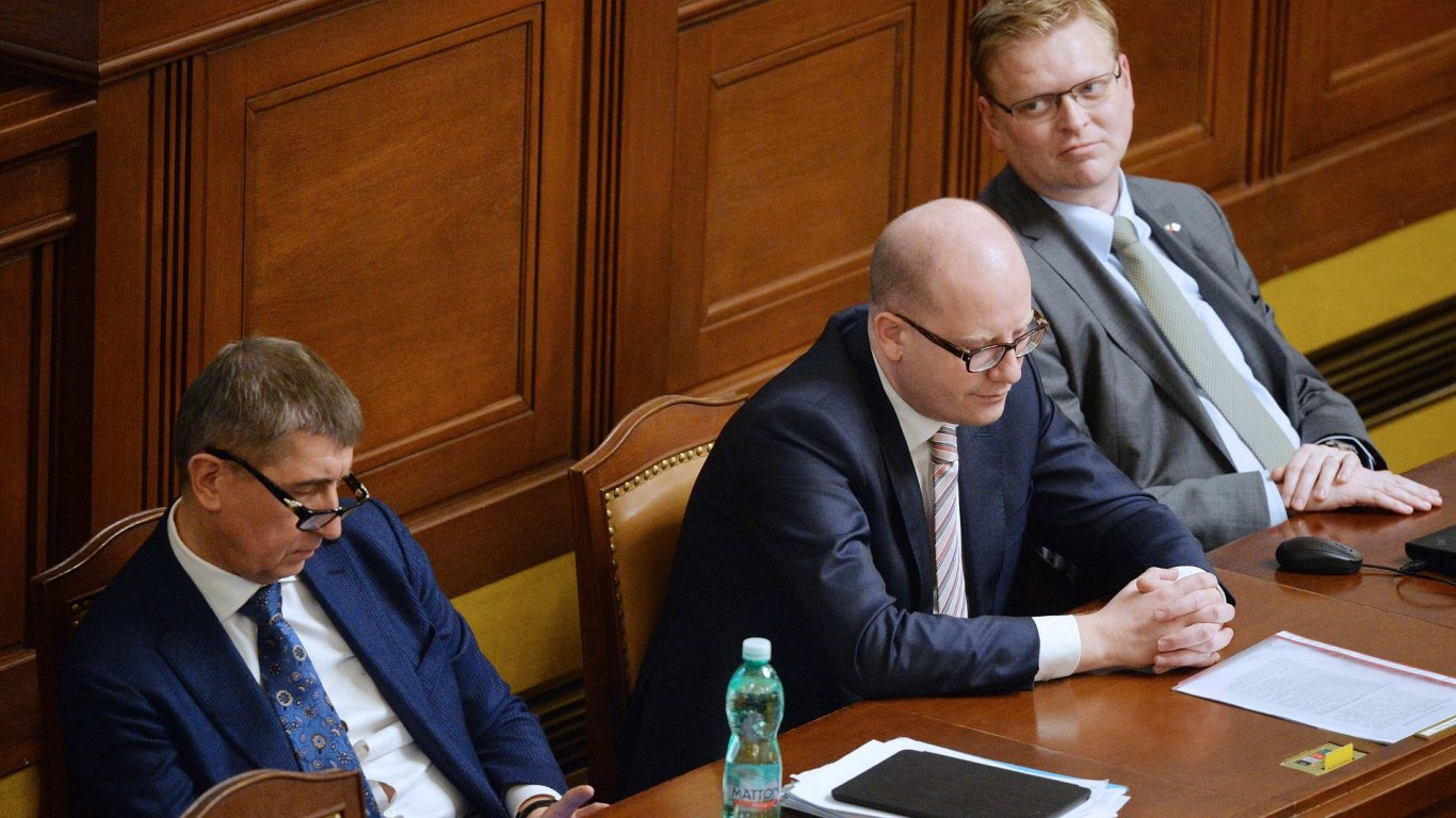 Zleva: ministr financ Andrej Babi, premir Bohuslav Sobotka a mstopedseda vldy pro vdu, vzkum a inovace Pavel Blobrdek.