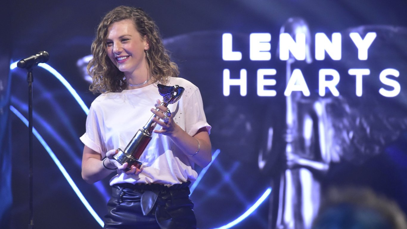 Zpìvaèka Lenny pøebírá cenu Andìl za album Hearts. Dvaadvacetiletá interpretka v pondìlí promìnila všechny nominace.