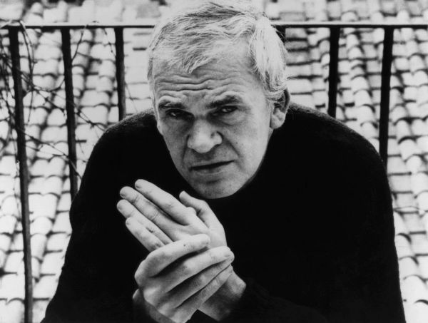 Kundera v románu Život je jinde cílí „do srdce Velkých Pravd a Velkých Postav“, napsal spisovatel Claude Roy.