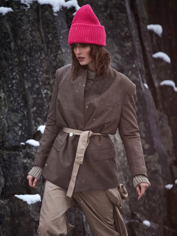 Svetr Isabel Marant, 18 800 Kč (prodává The Store); overal Gstar, 4900 Kč (prodává Zalando); čepice AcneStudios, 2800 Kč; sako Hope, 12 600 Kč (prodává Therapy); pásek je součástí overalu.