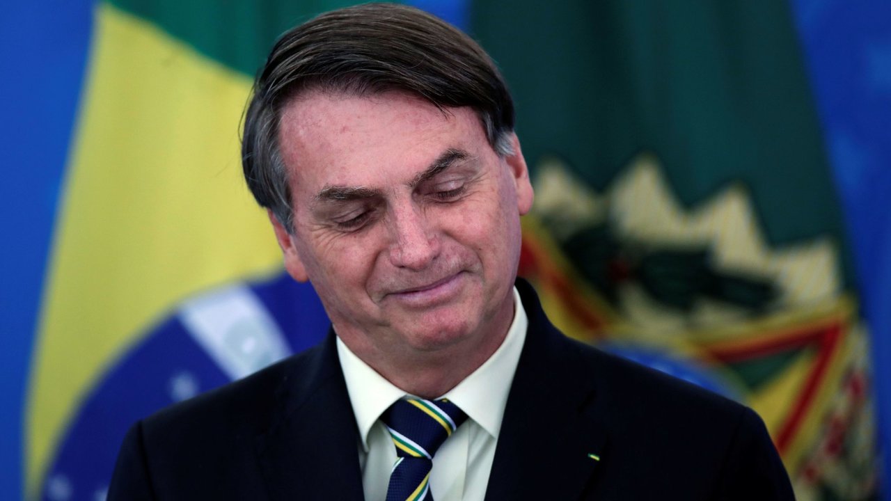 Prezident Bolsonaro kvùli svému postoji k postupující epidemii koronaviru rychle pøichází o své spojence.