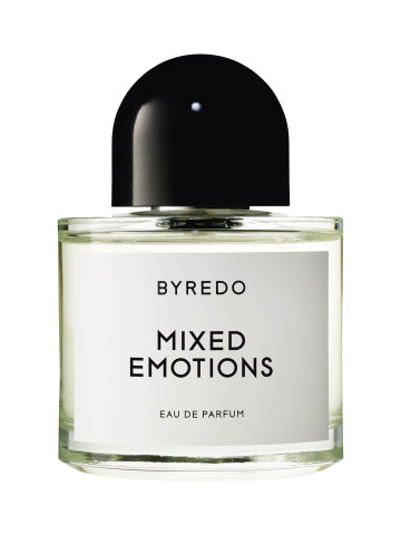 Nový parfém Mixed Emotions od Byredo je plný kontrastů. Je to odraz nejisté doby, ve které žijeme, a smíšených pocitů, jež v nás vyvolává. Uklidňující tóny maté a pronikavost černého rybízu kontrastuje s dřevitým základem. Ten podtrhují černý čaj a fialkové lístky.