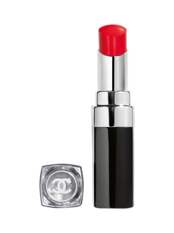 Bohatost a krémovost rtěnky a záře lesku na rty, teď už v jednom tahu. Rouge Coco Bloom je kolekce rtěnek, které nejprve zafixují barvu a poté odhalí velkolepý lesk, když se na povrchu rtů ukážou mikroskopické kapičky oleje.