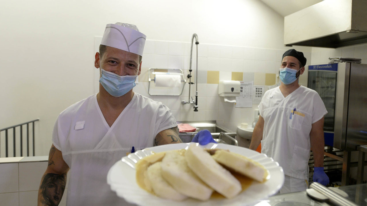 Nový dietní systém už devět měsíců testuje Všeobecná fakultní nemocnice v Praze, která si před rokem najala šéfkuchaře z restauračního zařízení.