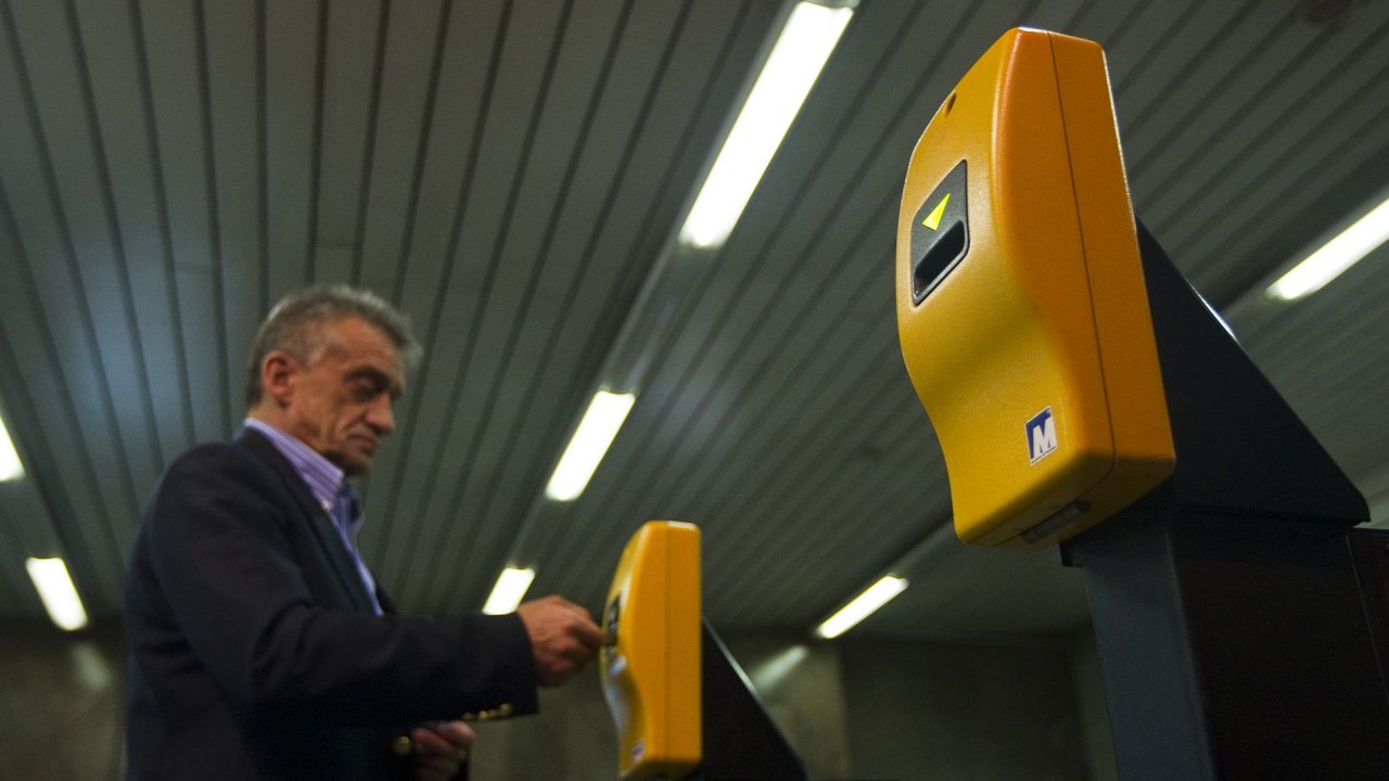Muž vchází do pražského metra, ilustraèní foto.