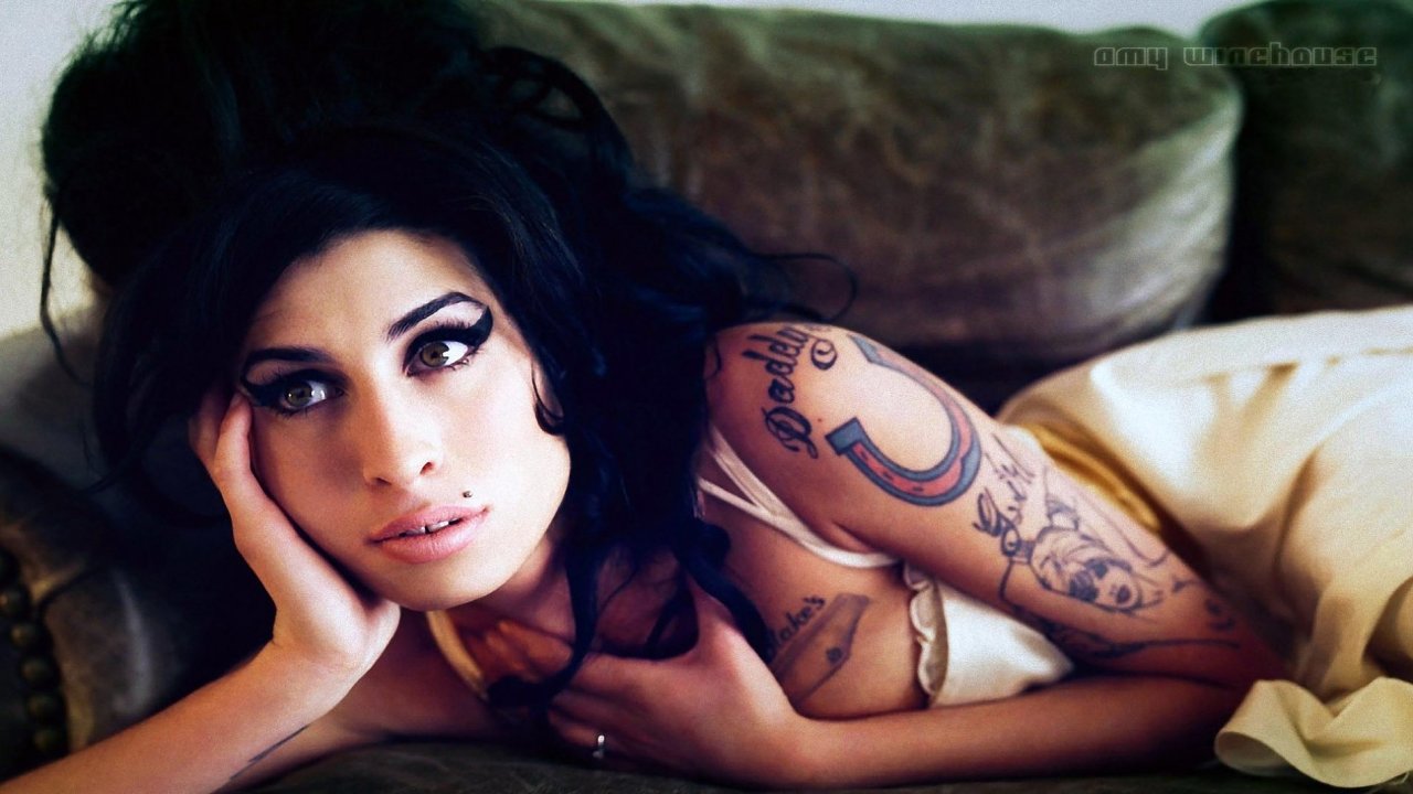Zpvaka Amy Winehouse zemela vloni v ervenci v londnskm Camdenu.