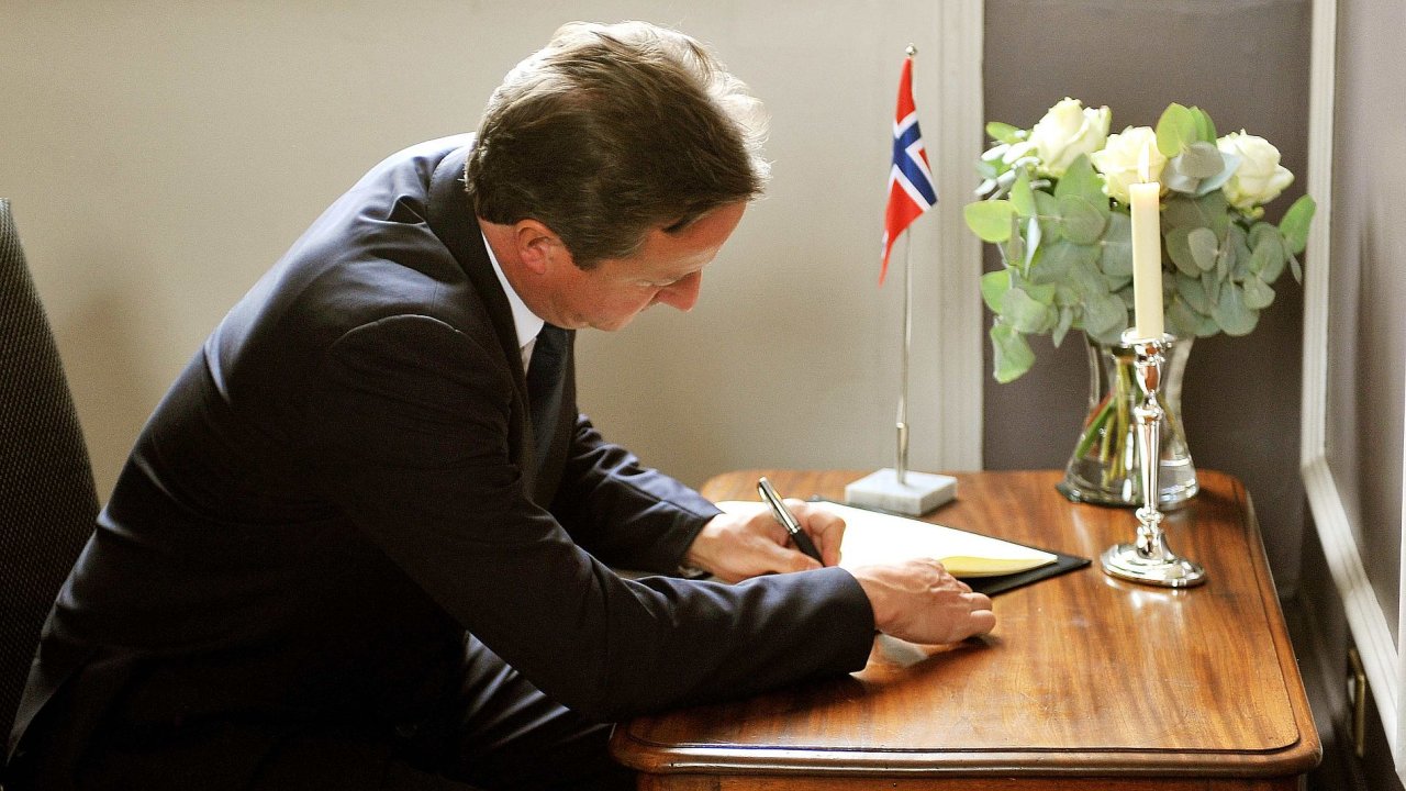 David Cameron pe do kondolenn knihy na norsk ambasd v Londn