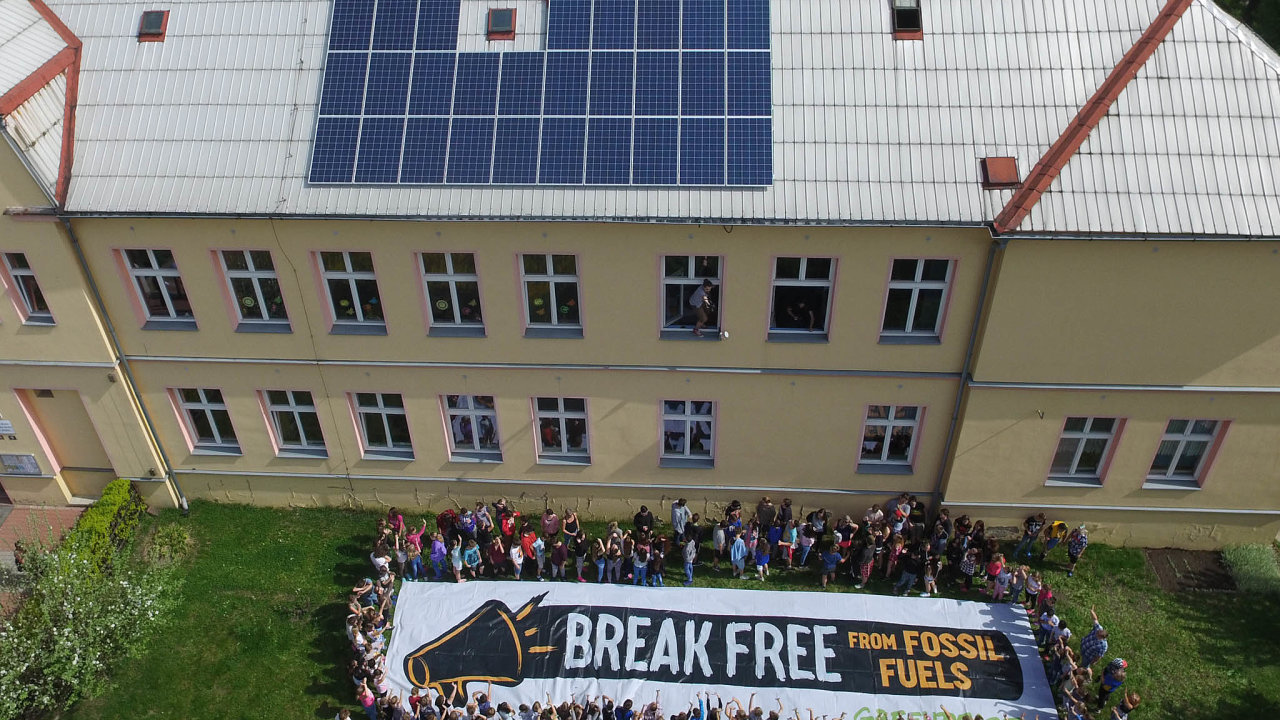 Příklady komunální energetiky. Základní škola v Horním Jiřetíně, která má na střeše od minulého roku fotovoltaické panely. Město mělo být zbouráno kvůli rozšiřování těžby uhlí.