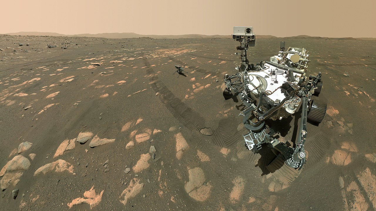 Americký rover Perseverance zkoumá s helikoptérou Ingenuity planetu Mars od loòského února.