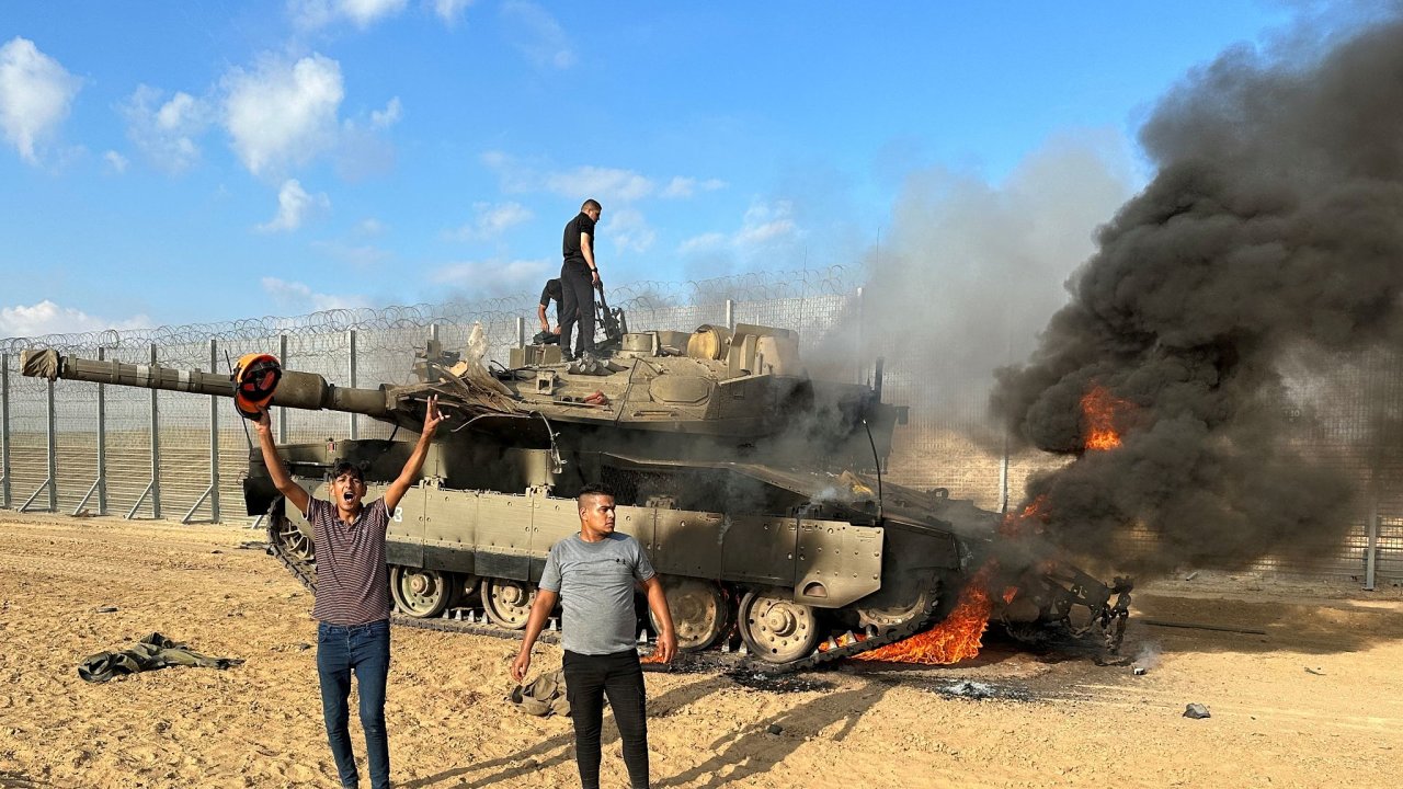 Palestint ozbrojenci po pekonn hranice mezi Izraelem a Psmem Gazy.