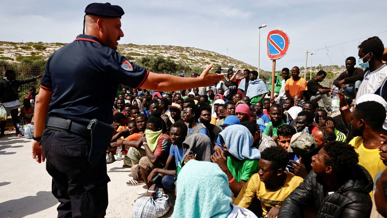 Evropa je magnet, i kdy je Zpad v padku, ukzal przkum. Italsk policista a migranti z Afriky na ostrov Lampedusa.