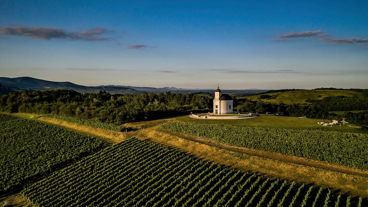 Do Maïarska mùžete vyrazit nejen za jídlem, ale také za lahodným a kvalitním vínem. Balatonský vinaøský region zahrnuje šest vinaøských oblastí.