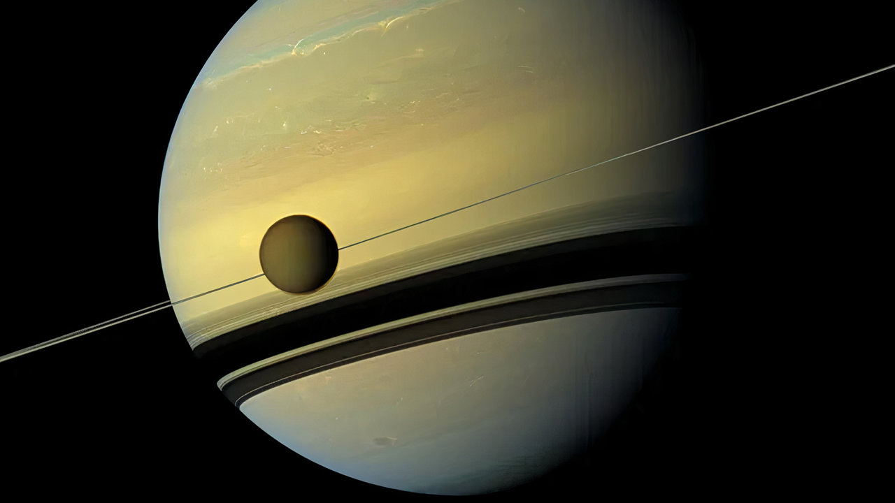 Pohled na Titan z kosmick lodi Cassini.