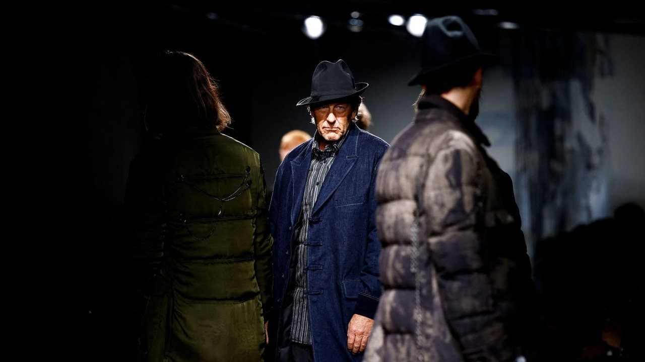 Nov kolekce designra Yohji Yamamota na paskm fashion weeku FW25