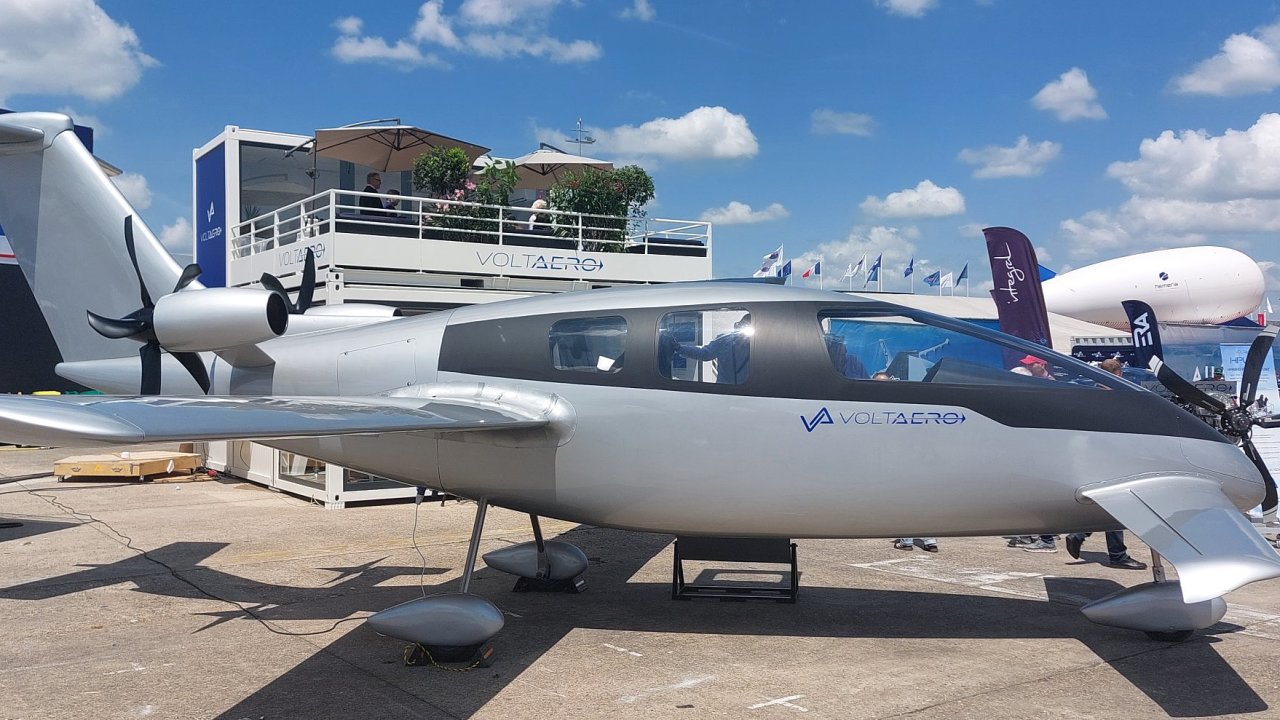 Elektrick� hybridn� letoun VoltAero na pa��sk� airshow v roce 2025.