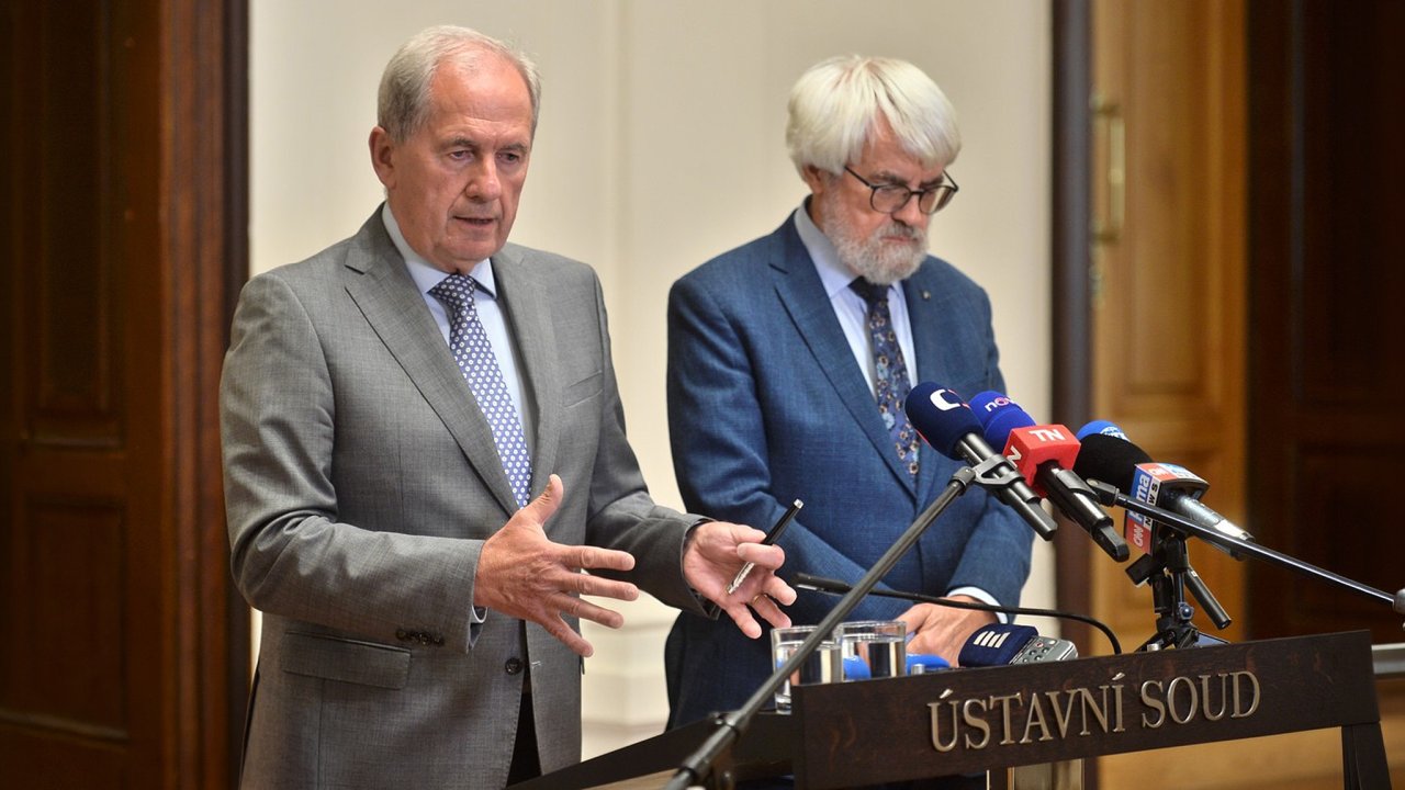 Zleva předseda Ústavního soudu České republiky Josef Baxa a ústavní soudce...