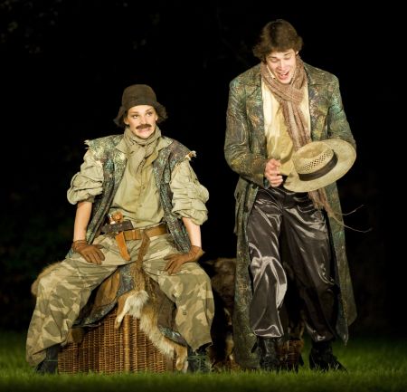 Zuzana Stavn v roli Rosalindy a Jan Huek jako Orlando v komedii Williama Shakespeara Jak se vm lb